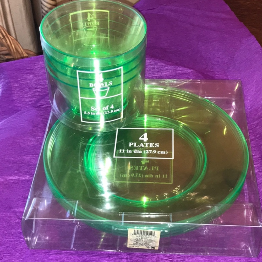 Set of 4 plates and bowls